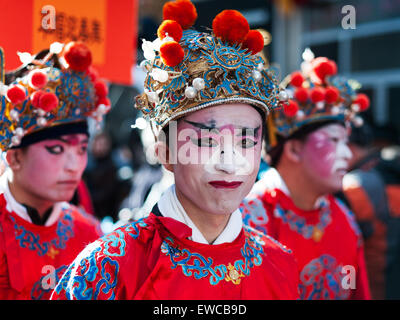 Paris, Frankreich - 2. Februar 2014: Chinesische Künstler in traditionellen Kostümen bei der chinesischen Neujahrsfest-Parade. Stockfoto