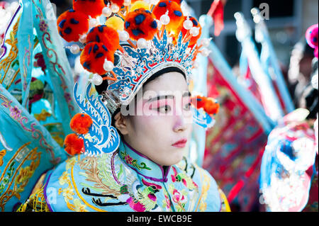 Paris, Frankreich - 2. Februar 2014: Chinesische Künstler in traditionellen Kostümen bei der chinesischen Neujahrsfest-Parade. Stockfoto