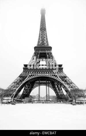 unter dem Schnee vom Champs de Mars in Paris Eiffelturm Stockfoto