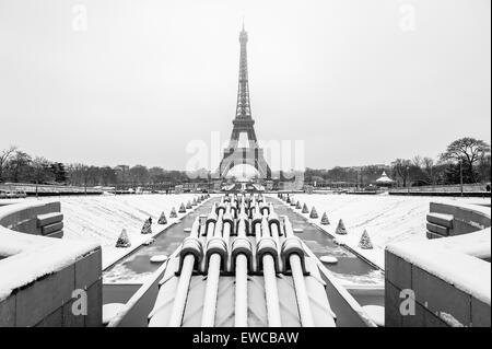 Eiffel-Turm unter dem Schnee aus den Gärten des Trocadero in Paris - schwarz / weiß Stockfoto