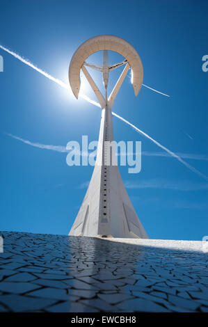 Barcelona, Katalonien, Spanien - 11. Mai 2012: Calatrava Turm gegen den blauen Himmel und Sonne mit Vapor Trails. Stockfoto