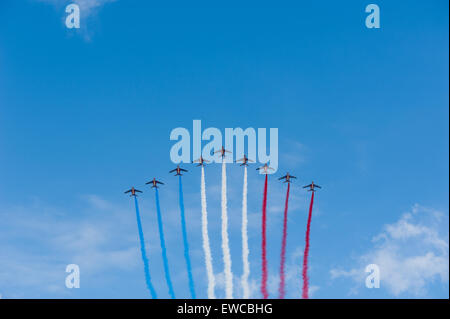 14. Juli 2011: Französisch Air Patrol fliegen in einen blauen Himmel mit blau, Wanderwege weiß- und Dampf für den französischen Nationalfeiertag. Stockfoto