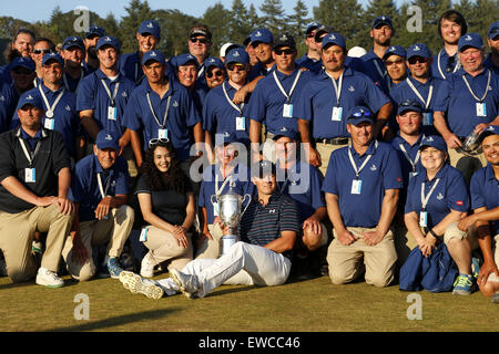 University Place, Washington, USA. 21. Juni 2015. Jordan Speith (USA) Golf: Jordan Speith der Vereinigten Staaten feiert mit der Trophäe nach dem Gewinn der 115. U.S. Open Championship auf dem Chambers Bay Golf Course in University Place, Washington, Vereinigte Staaten. © Koji Aoki/AFLO SPORT/Alamy Live-Nachrichten Stockfoto