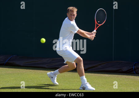 Wimbledon, London, UK. 22. Juni 2015. Bank of England Sport erdet Roehampton London England 22. Juni 2015. Bild zeigt einen ersten Sieg im Jahr 2015 Zeittraining für Großbritannien wie Joshua Milton, derzeit genießen eine Karriere-hohes Ranking of 284, Jan Hernych Tschechien auslöscht. Milton gewinnt in drei Sätzen, 3-6 6-3 6-4. Der Qualifikation für die WM begann heute - eine Woche vor dem main Event. Es gibt kein "Gewinner" der Qualifikation, stattdessen die Spieler, die gewinnen alle drei Runden - 16 im Herren Einzel und 12 in der Damen Einzel - machen Fortschritte, zusammen mit fo Stockfoto