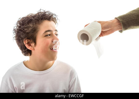 Eine kaukasische glattschalige junge lächelt eine Toilettenpapierrolle Weißbuch von Erwachsenen Händen von seiner linken Seite empfangen Stockfoto