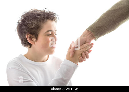 Ein kaukasischer glattschalige junge lächelt Händeschütteln mit Erwachsenen aus seiner linken Seite Stockfoto