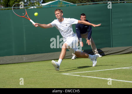 Wimbledon, London, UK. 22. Juni 2015. Bank of England Sport erdet Roehampton London England 22. Juni 2015. Bild zeigt einen ersten Sieg im Jahr 2015 Zeittraining für Großbritannien wie Joshua Milton, derzeit genießen eine Karriere-hohes Ranking of 284, Jan Hernych Tschechien auslöscht. Milton gewinnt in drei Sätzen, 3-6 6-3 6-4. Der Qualifikation für die WM begann heute - eine Woche vor dem main Event. Es gibt kein "Gewinner" der Qualifikation, stattdessen die Spieler, die gewinnen alle drei Runden - 16 im Herren Einzel und 12 in der Damen Einzel - machen Fortschritte, zusammen mit fo Stockfoto