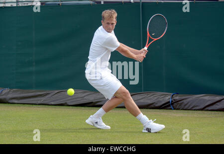 Wimbledon, London, UK. 22. Juni 2015. Bank of England Sport erdet Roehampton London England 22. Juni 2015. Bild zeigt einen ersten Sieg im Jahr 2015 Zeittraining für Großbritannien wie Joshua Milton, derzeit genießen eine Karriere-hohes Ranking of 284, Jan Hernych Tschechien auslöscht. Milton gewinnt in drei Sätzen, 3-6 6-3 6-4. Der Qualifikation für die WM begann heute - eine Woche vor dem main Event. Es gibt kein "Gewinner" der Qualifikation, stattdessen die Spieler, die gewinnen alle drei Runden - 16 im Herren Einzel und 12 in der Damen Einzel - machen Fortschritte, zusammen mit fo Stockfoto