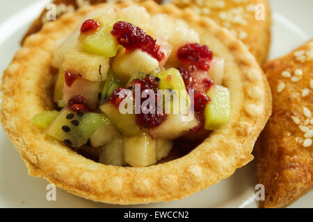 Kuchen mit Beeren über weiß. Selektiven Fokus. Stockfoto