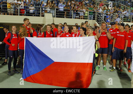 Heraklion, Griechenland. 21. Juni 2015. Das Tschechische Gewinnerteam wartet auf die Preisverleihung, die eine große tschechische Flagge. Das Team der Tschechischen Republik gewann die 2015 Europäische Leichtathletik Meisterschaften erste Teamliga auf Kreta vor Griechenland und den Niederlanden. Alle drei Länder wurden in die Super League gefördert. © Michael Debets/Pacific Press/Alamy Live-Nachrichten Stockfoto