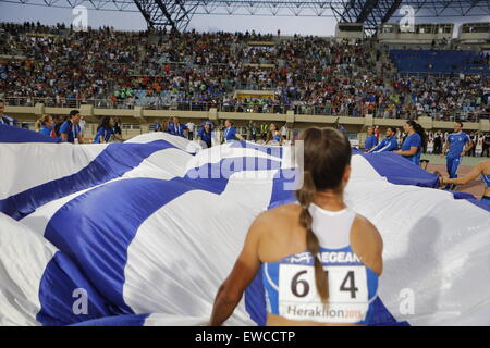 Heraklion, Griechenland. 21. Juni 2015. Der zweiten Platz griechischen Team trägt eine große griechische Flagge durch das Stadion. Das Team der Tschechischen Republik gewann die 2015 Europäische Leichtathletik Meisterschaften erste Teamliga auf Kreta vor Griechenland und den Niederlanden. Alle drei Länder wurden in die Super League gefördert. © Michael Debets/Pacific Press/Alamy Live-Nachrichten Stockfoto