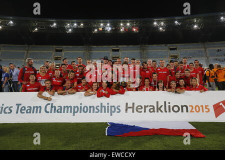 Heraklion, Griechenland. 21. Juni 2015. Das Siegerteam der Tschechischen posiert für die Kamera mit ihrer Trophäe. Das Team der Tschechischen Republik gewann die 2015 Europäische Leichtathletik Meisterschaften erste Teamliga auf Kreta vor Griechenland und den Niederlanden. Alle drei Länder wurden in die Super League gefördert. © Michael Debets/Pacific Press/Alamy Live-Nachrichten Stockfoto