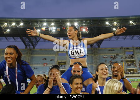 Heraklion, Griechenland. 21. Juni 2015. Athleten aus der zweiten legen griechische Mannschaft jubeln für die Presse. Das Team der Tschechischen Republik gewann die 2015 Europäische Leichtathletik Meisterschaften erste Teamliga auf Kreta vor Griechenland und den Niederlanden. Alle drei Länder wurden in die Super League gefördert. © Michael Debets/Pacific Press/Alamy Live-Nachrichten Stockfoto