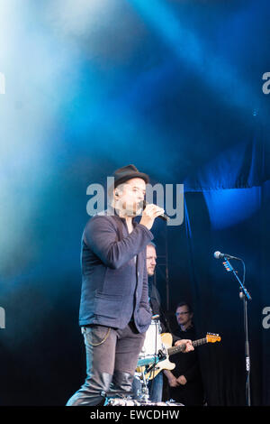 Kiel, Deutschland. 22. Juni 2015 Musiker und Schauspieler Jan Josef Liefers mit seiner Band Radio Doria sind auf der NDR-Bühne während der Kieler Woche 201 Kredit durchführen: Björn Deutschmann/Alamy Live News Stockfoto