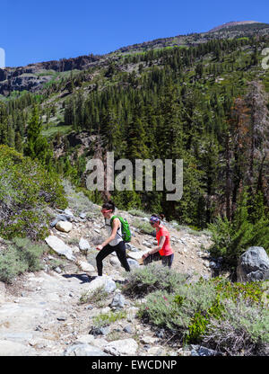 Wanderer auf dem Weg zur Schatten-See in der östlichen Sierra in Nordkalifornien Stockfoto