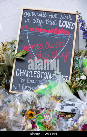 Die Stadt weiterhin als Blumen trauern und Zeichen schmücken eine provisorische Gedenkstätte außerhalb der historischen Mutter Emanuel African Methodist Episcopal Church 22. Juni 2015 in Charleston, South Carolina. Neun Menschen getötet durch weißes Supremacist, Dylann Sturm Dach am vergangenen Mittwoch in der Kirche. Stockfoto