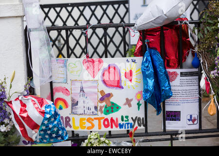 Die Stadt weiterhin als Blumen trauern und Zeichen schmücken eine provisorische Gedenkstätte außerhalb der historischen Mutter Emanuel African Methodist Episcopal Church 22. Juni 2015 in Charleston, South Carolina. Neun Menschen getötet durch weißes Supremacist, Dylann Sturm Dach am vergangenen Mittwoch in der Kirche. Stockfoto