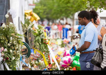 Die Stadt weiterhin als Blumen trauern und Zeichen schmücken eine provisorische Gedenkstätte außerhalb der historischen Mutter Emanuel African Methodist Episcopal Church 22. Juni 2015 in Charleston, South Carolina. Neun Menschen getötet durch weißes Supremacist, Dylann Sturm Dach am vergangenen Mittwoch in der Kirche. Stockfoto