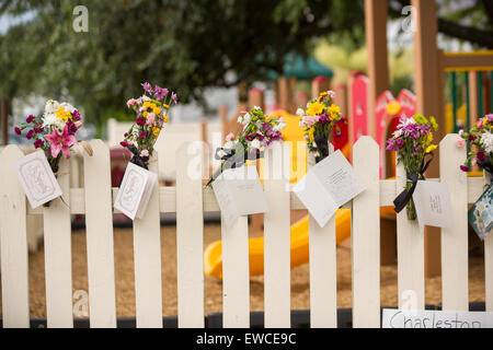 Die Stadt weiterhin als Blumen trauern und Zeichen schmücken eine provisorische Gedenkstätte außerhalb der historischen Mutter Emanuel African Methodist Episcopal Church 22. Juni 2015 in Charleston, South Carolina. Neun Menschen getötet durch weißes Supremacist, Dylann Sturm Dach am vergangenen Mittwoch in der Kirche. Stockfoto