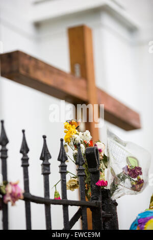 Die Stadt weiterhin als Blumen trauern und Zeichen schmücken eine provisorische Gedenkstätte außerhalb der historischen Mutter Emanuel African Methodist Episcopal Church 22. Juni 2015 in Charleston, South Carolina. Neun Menschen getötet durch weißes Supremacist, Dylann Sturm Dach am vergangenen Mittwoch in der Kirche. Stockfoto