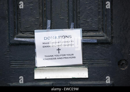 Ein Schild Trauergäste Spenden, da die Stadt weiterhin als Blumen trauern und Zeichen eine provisorische Gedenkstätte außerhalb der historischen Mutter Emanuel African Methodist Episcopal Church 22. Juni 2015 in Charleston, South Carolina schmücken. Neun Menschen getötet durch weißes Supremacist, Dylann Sturm Dach am vergangenen Mittwoch in der Kirche. Stockfoto