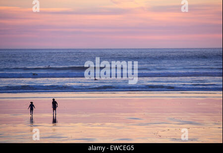 Cox Bay Strand bei Sonnenuntergang in Tofino, British Columbia, Kanada. Stockfoto