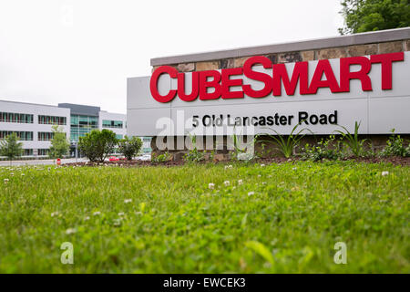 Ein Logo-Zeichen vor dem Sitz der CubeSmart in Malvern, Pennsylvania. Stockfoto