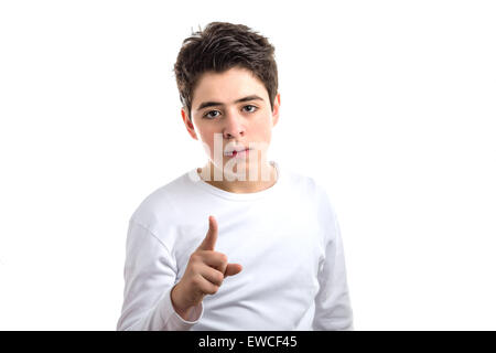 Kaukasische glattschalige jungen in eine weiße Langarm-t-Shirt mit rechten Zeigefinger zeigt Stockfoto