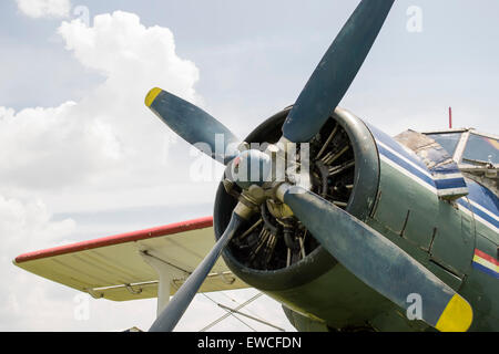 Nahaufnahme eines Flugzeug-Propeller und Motor auf einem blauen Himmelshintergrund Stockfoto