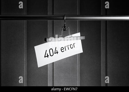 Schwarz / weiß Bild von den Hosen Kleiderhaken mit einem Tag, an dem es "Fehler 404" geschrieben ist Stockfoto