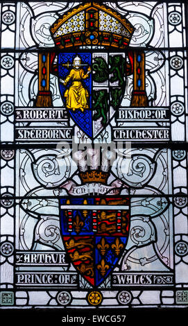 Glasmalerei-Fenster mit dem Namen Robert Sherborne und Arthur Prince Of Wales in der großen Halle in Winchester, England, UK Stockfoto