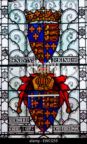 Glasmalerei-Fenster mit dem Namen Richard Earl of Cambridge und König Henry V in der großen Halle in Winchester, England, UK Stockfoto