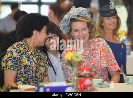 Wuhan, Hubei, China. 22. Juni 2015. Königin Mathilde von Belgien besucht Kunstmuseum von Hubei in Wuhan, Hubei Provinz. Der König Philippe und der Königin Mathilde von Belgien wurden von chinesischen Staatspräsidenten Xi Jinping für einen Staatsbesuch nach China während des 20. bis zum 27. Juni eingeladen. Bildnachweis: SIPA Asien/ZUMA Draht/Alamy Live-Nachrichten Stockfoto