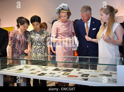 Wuhan, Hubei, China. 22. Juni 2015. Königin Mathilde von Belgien besucht Kunstmuseum von Hubei in Wuhan, Hubei Provinz. Der König Philippe und der Königin Mathilde von Belgien wurden von chinesischen Staatspräsidenten Xi Jinping für einen Staatsbesuch nach China während des 20. bis zum 27. Juni eingeladen. Bildnachweis: SIPA Asien/ZUMA Draht/Alamy Live-Nachrichten Stockfoto