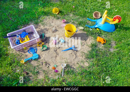 Sommerlager Kinder kleine Mädchen Spielplatz auf einer Wiese im Dorf. Massenproduktion Spielzeug auf Sand und Rasen Stockfoto