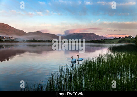 Ardara, County Donegal, Irland.  Nebel steigt vom See Shanaghan in der Morgendämmerung. Stockfoto