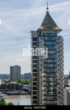 Eine alternative Ansicht der Chelsea Haebour und Belvedere Gebäude entnommen die Penthouse-Suite des Chelsea Harbour Hotels Stockfoto