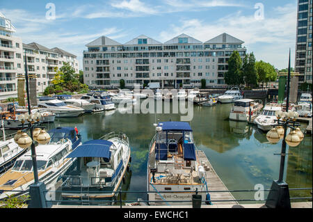 Eine alternative Ansicht der Chelsea Haebour und Belvedere Gebäude entnommen die Penthouse-Suite des Chelsea Harbour Hotels Stockfoto