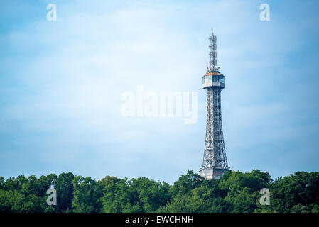 Prag-Petrin-Hügel-Turm und Park an schönen sonnigen Frühlingstag Stockfoto