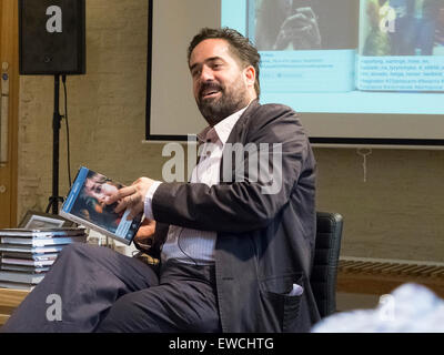 Magnum-Fotograf Thomas Dworzak im Gespräch über seine Arbeit am National Civil War Centre, Newark, England. Stockfoto