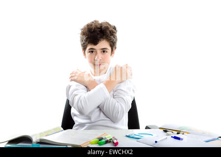 Kaukasische glattschalige junge kreuzt Arme umarmen sich auf Hausaufgaben Stockfoto