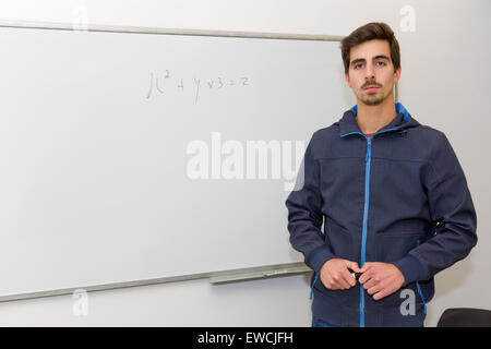 Student an der Schule, auf dem whiteboard Stockfoto