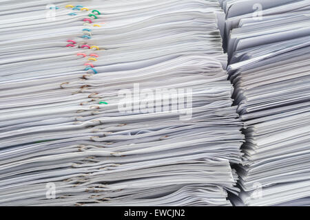 Stapel von Dokumenten auf Schreibtisch Stapel hoch Stockfoto