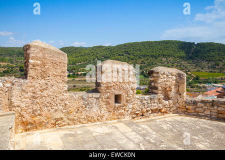 Mittelalterliche steinerne Burg in der Stadt von Calafell, Spanien. Die Mauer mit Schießscharten Stockfoto