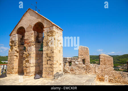 Mittelalterliche steinerne Burg in der Stadt von Calafell, Spanien. Glocken in Bögen Stockfoto