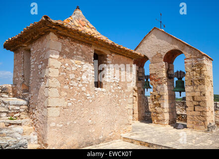 Mittelalterliche steinerne Burg in der Stadt von Calafell, Spanien. Turm und Glocken in Bögen Stockfoto