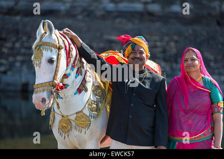 Marwari Pferde. Dominant weißes Pferd in Gold, Silber und Juwelen mit seinen stolzen Besitzer eingerichtet. Rajasthan, Indien Stockfoto