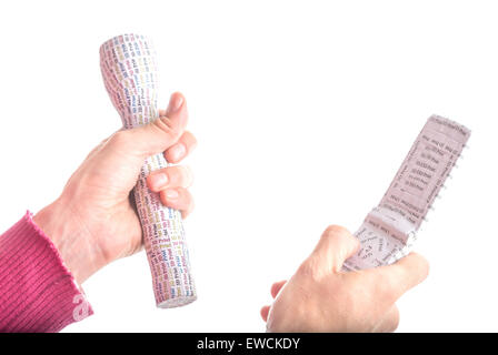 Kaukasische glattschalige Erwachsene Hände im roten Pullover hält 3D-Druck Prototypen des weißen Taschenlampe und Clam Shell Handy gekennzeichnet Stockfoto