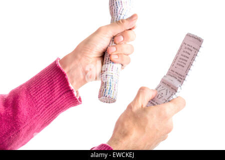 Kaukasische glattschalige Erwachsene Hände im roten Pullover hält 3D-Druck Prototypen des weißen Taschenlampe und Clam Shell Handy gekennzeichnet Stockfoto