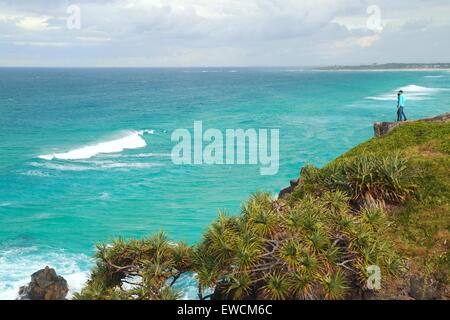 Ein Liebespaar genießen Sie den Blick auf den Pazifischen Ozean von Norries Head bei Cabarita Beach, Bogangar, New-South.Wales, Australien. Stockfoto